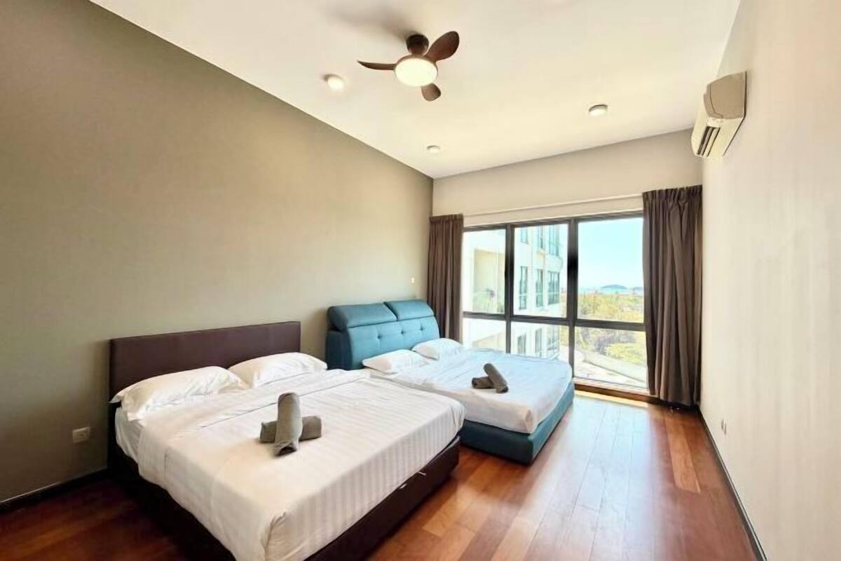 Tabla de planchar con plancha, wifi gratis y ropa de cama