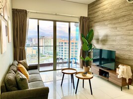 Elite Apartment | Ruang tamu | 40 inci televisyen skrin rata dengan kabel, TV 