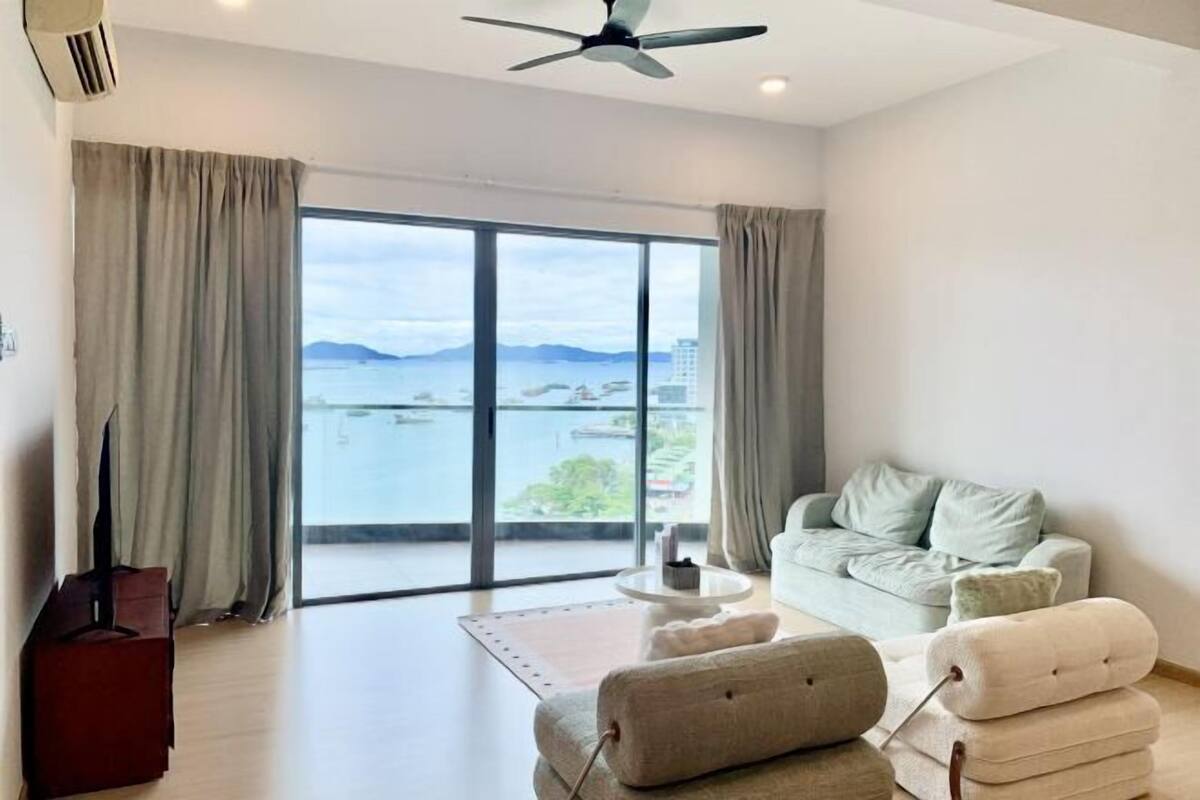 Living area | 40-inch flat-screen TV with cable channels, TV