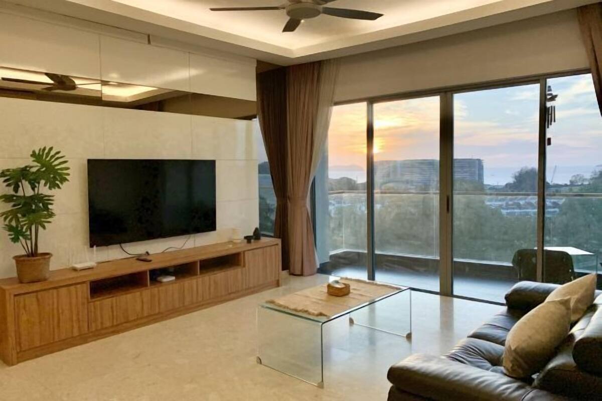 Living area | 40-inch flat-screen TV with cable channels, TV