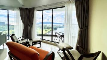 Grand appartement | Woonruimte | Een 40-inch flatscreentelevisie met kabelzenders en een televisie