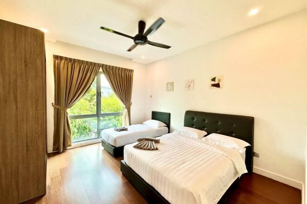 3 bedrooms, iron/ironing board, free WiFi, bed sheets