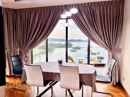 Signature Apartment | Ruang tamu | 40 inci televisyen skrin rata dengan kabel, TV 