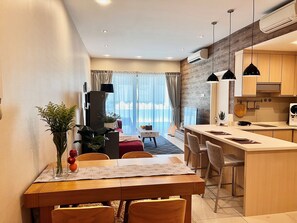 40-inch flat-screen TV with cable channels, TV - Deco Home Imago The Loft (Kota Kinabalu)
