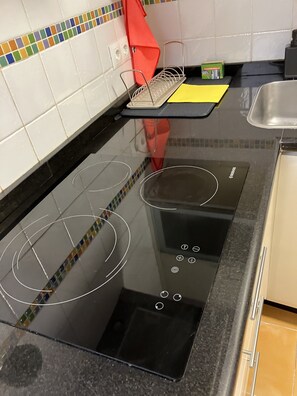 Fridge, microwave, stovetop, dishwasher