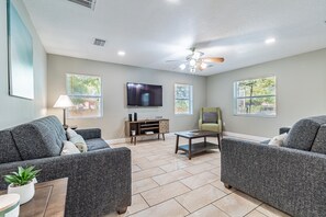 TV, books - TWO King Bed Home Near USF (Lutz)