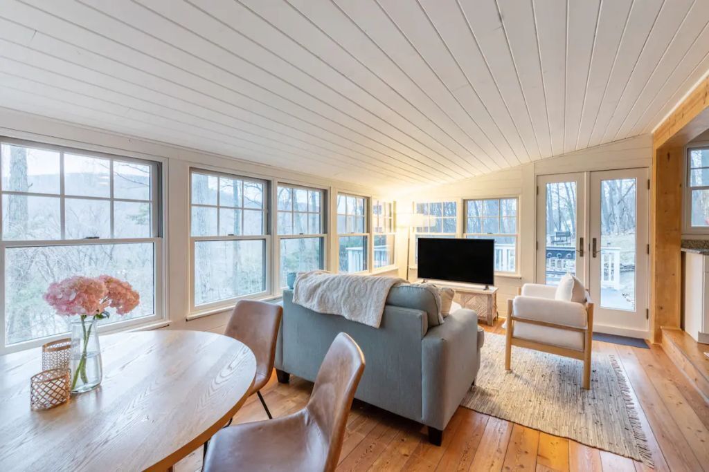 The Nugget: Sunlit Cottage with Hot Tub & Fire Pit
