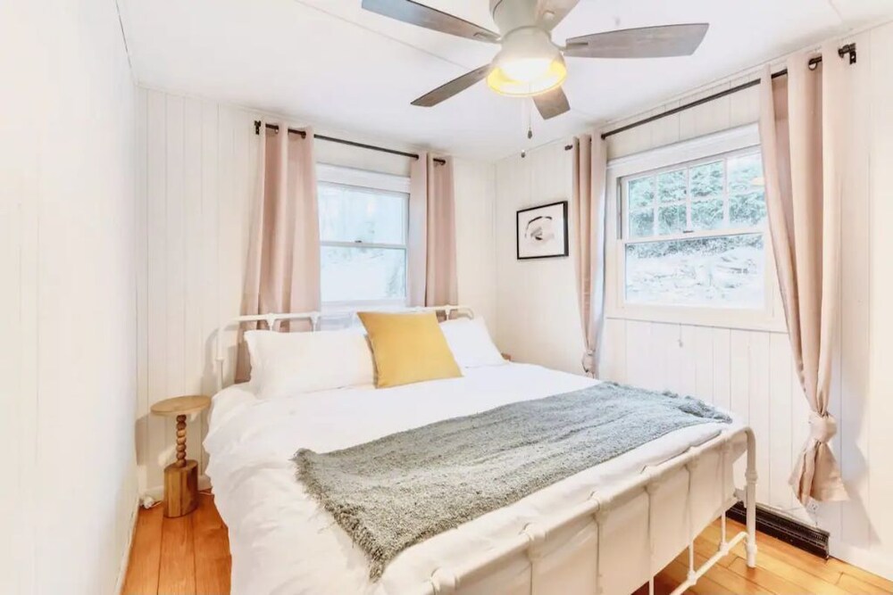 The Nugget Sunlit Cottage with Hot Tub & Fire Pit Danbury Vrbo