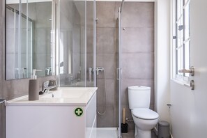 Shower, hair dryer, towels
