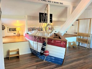 3 bedrooms, desk, iron/ironing board, travel crib - Beach cottage + patio & parking, 2 minutes walk to beach! (Robin Hood's Bay)
