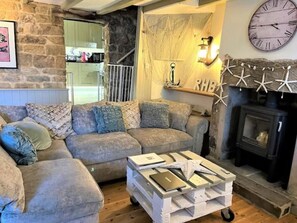 Smart TV, fireplace, books - Beach cottage + patio & parking, 2 minutes walk to beach! (Robin Hood's Bay)
