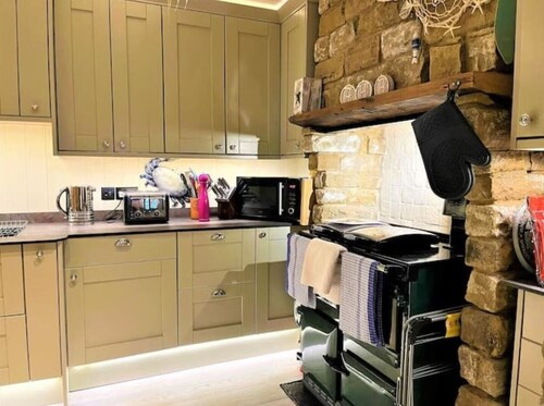 Beach cottage + patio & parking, 2 minutes walk to beach!