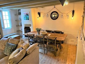 Smart-TV, Kamin, Bücher