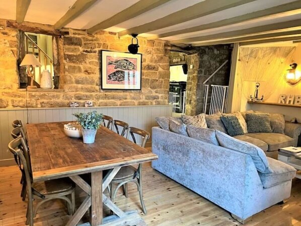 Dining - Beach cottage + patio & parking, 2 minutes walk to beach! (Robin Hood's Bay)