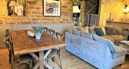 Beach cottage + patio & parking, 2 minutes walk to beach!