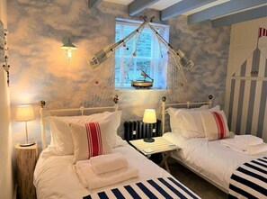 3 bedrooms, desk, iron/ironing board, travel cot - Beach cottage + patio & parking, 2 minutes walk to beach! (Robin Hood's Bay)