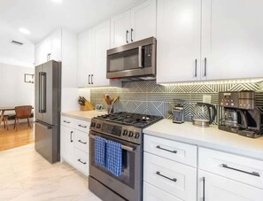 Frigorifero, microonde, forno, piano cottura