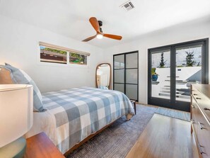 2 bedrooms, travel cot, WiFi, bed sheets - La Jolla Coastal Haven: Charming Home by Windansea (San Diego)