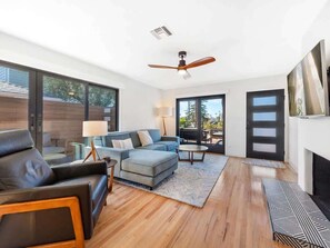 TV, offices - La Jolla Coastal Haven: Charming Home by Windansea (San Diego)