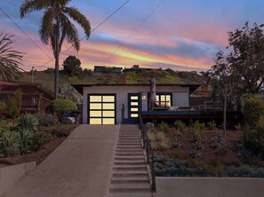 Exterior - La Jolla Coastal Haven: Charming Home by Windansea (San Diego)
