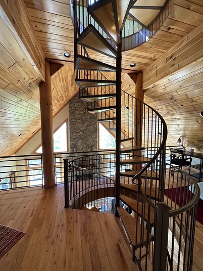 Million-dollar view, Hot tub, pool table, foosball, fire pit high-speed internet