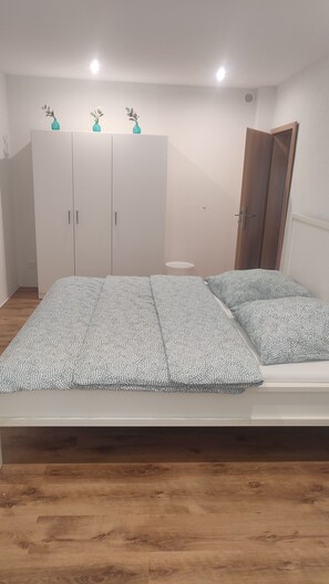 1 habitación, tabla de planchar con plancha, wifi gratis y ropa de cama 