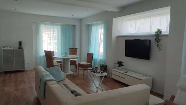 Smart TV, video games, books - 25min to Europapark / Bright, spacious 2-room apartment Apartment Luxy (Lahr/Schwarzwald)