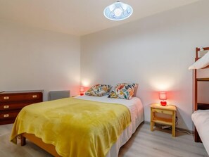 1 bedroom, desk, WiFi