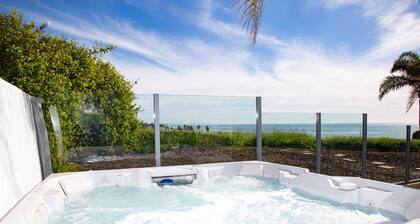 Contemporary Tamarack Getaway: Ocean Views & Spa!