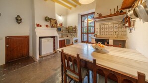Una cocina con vigas de madera, una isla grande y vistas a través de un ventanal.