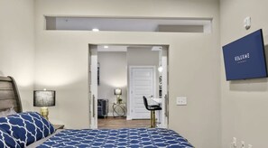 1 chambre, bureau, fer et planche à repasser, lit de bébé portatif