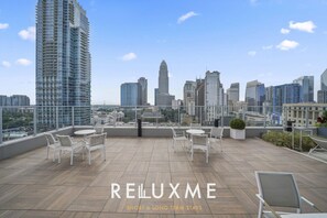 Outdoor dining - Reluxme | Luxury 1BR Condo in Uptown Charlotte (Charlotte)
