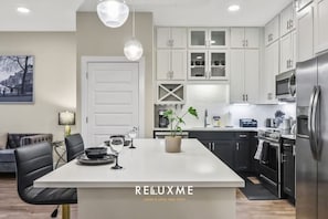 Réfrigérateur, four à micro-ondes, un four, surface de cuisson