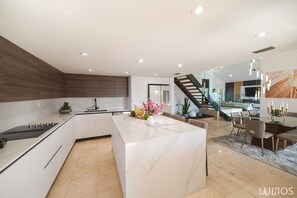 冷蔵庫、電子レンジ、オーブン、コンロ