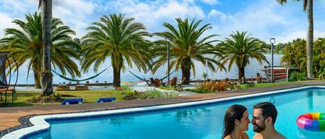 Een buitenzwembad en een verwarmd zwembad