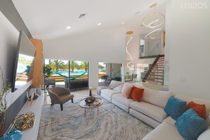 スマートテレビ、暖炉、テレビゲーム、卓球台