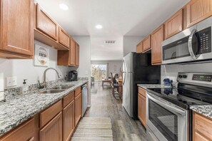 Jääkaappi, mikroaaltouuni, uuni, liesi