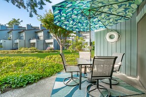 Outdoor dining - Birch Bay Sunsets - Ocean View - Indoor Pool (Blaine)