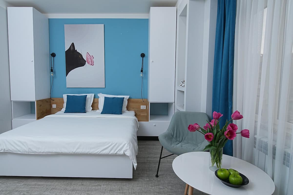 Comfort studio, 1 queensize bed, balkon, uitzicht op stad | 1 slaapkamer, luxe beddengoed, individueel gedecoreerd