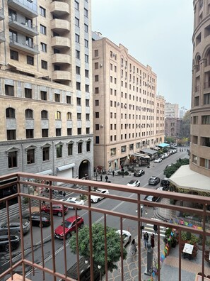 Elite-Apartment, 2 Schlafzimmer, Balkon, Stadtblick | Ausblick vom Zimmer