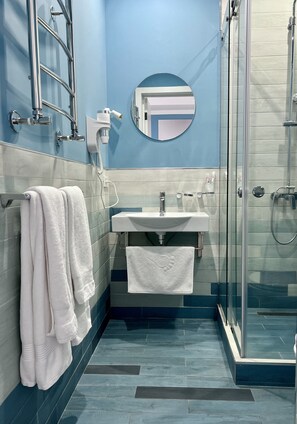 Studio Confort, 1 grand lit, balcon, vue sur la ville | Salle de bain | Douche, douche cascade, articles de toilette (gratuits)