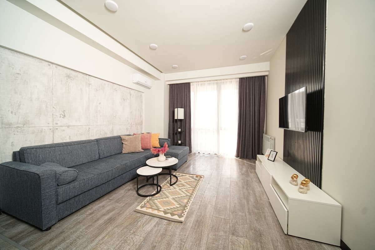 Superior appartement, 1 slaapkamer, niet-roken, balkon | Woonruimte | Een 50-inch smart-tv met kabelzenders en een televisie