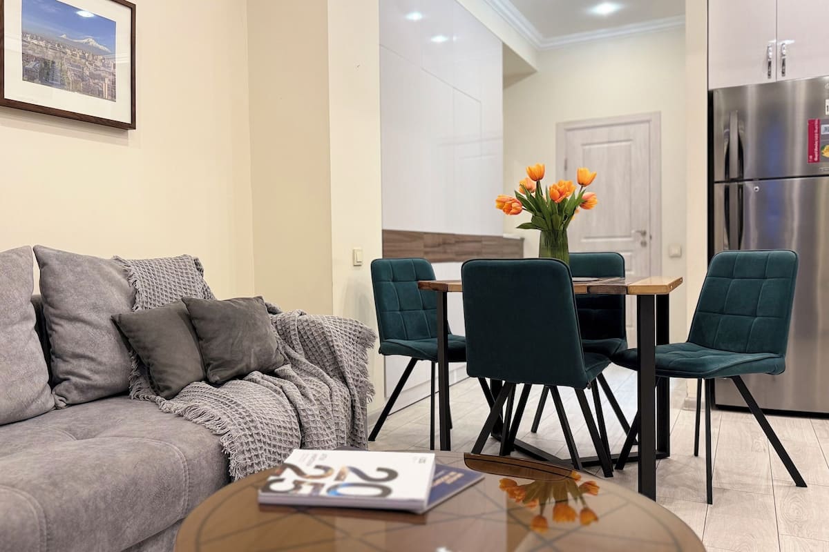 Superior-Apartment, 1 Queen-Bett und Schlafsofa, Balkon, Stadtblick | Wohnbereich | 59-Zoll-Smart-TV mit Kabelempfang, Fernseher