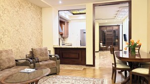 Apartamento familiar, 2 habitaciones, 2 baños, vistas al patio | Zona de estar | Smart TV de 59 pulgadas con canales por cable, una televisión