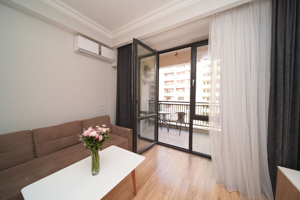 Superior-Apartment, 1 Queen-Bett und Schlafsofa, Nichtraucher, Balkon | Wohnzimmer