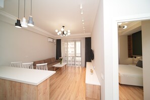 Appartement supérieur, 1 grand lit et 1 canapé-lit, non-fumeur, balcon | 1 chambre, literie de qualité, décor unique, ameublement unique