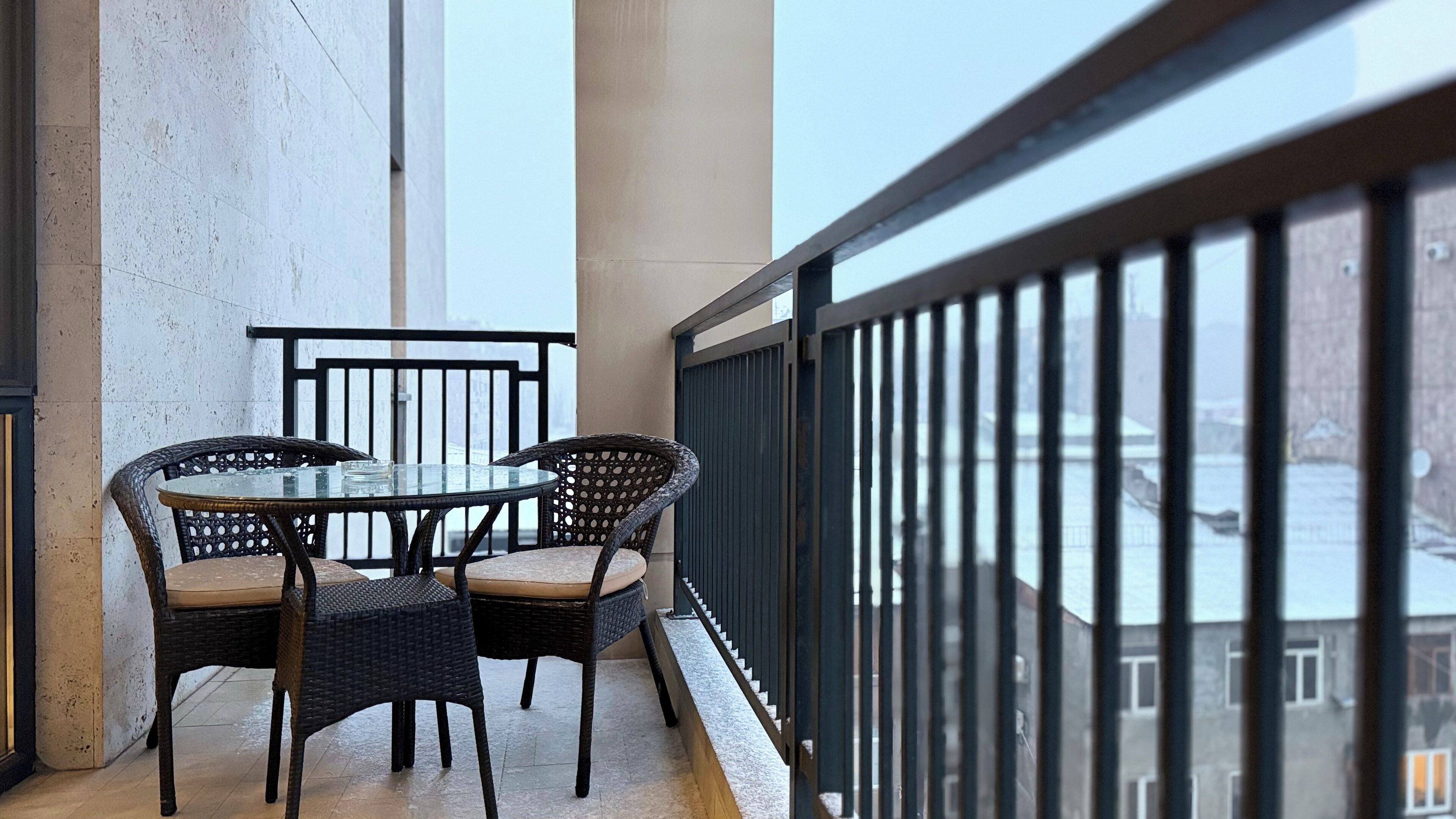 Appartamento Superior, 1 letto queen con divano letto, balcone, vista città | Vista dalla camera