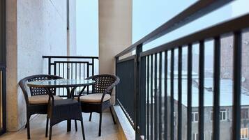 Appartamento Superior, 1 letto queen con divano letto, balcone, vista città | Vista dalla camera