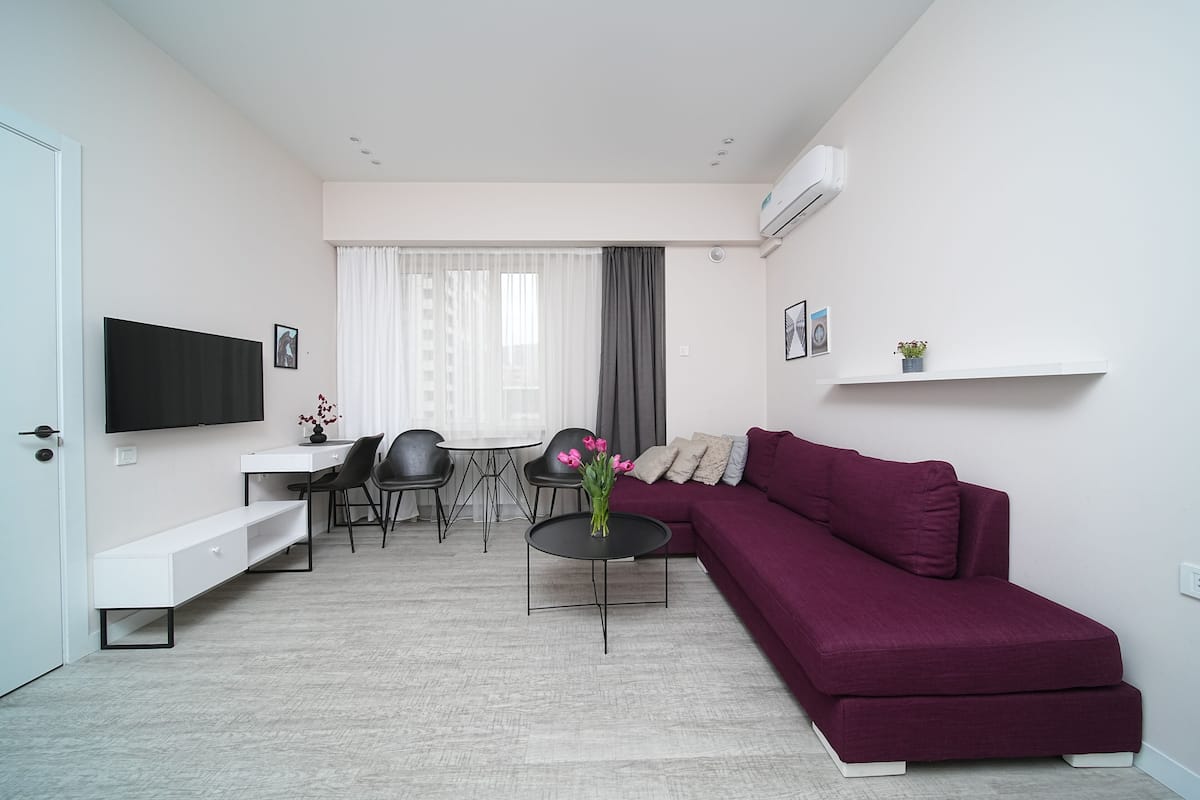 Superior appartement, 1 queensize bed met slaapbank, niet-roken, keuken | Woonruimte | Een 50-inch smart-tv met kabelzenders en een televisie