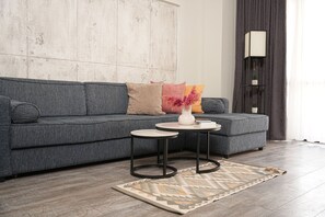 Apartamento superior, 1 quarto, para não fumantes, sacada | Área de estar | Smart TV 59 polegadas com canais a cabo, TV
